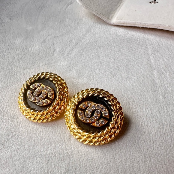 Like New ✨CHANEL vintage gold plated earrings ,crystal CC. - Picture 8 of 10